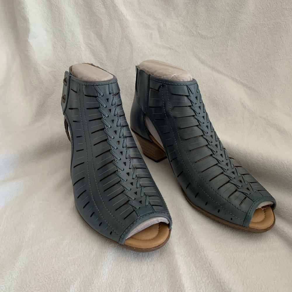 NWT Earth Origins Vicki Moroccan Blue Size 9